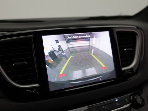 Used 2025 Chrysler Pacifica Select FWD image 30