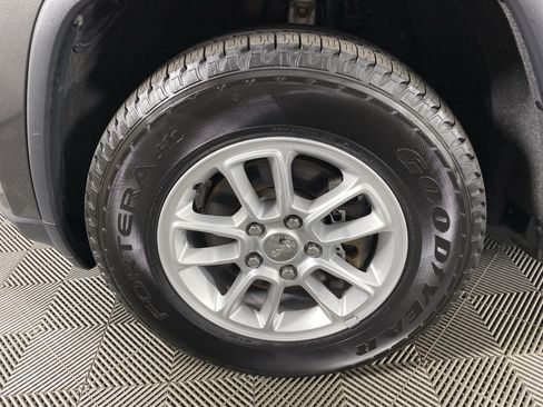 Used 2019 Jeep Grand Cherokee Laredo AWD/4WD image 13