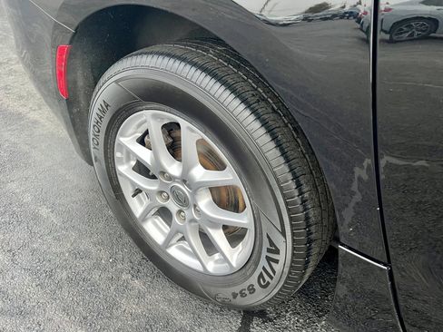 Used 2024 Chrysler Voyager LX image 15