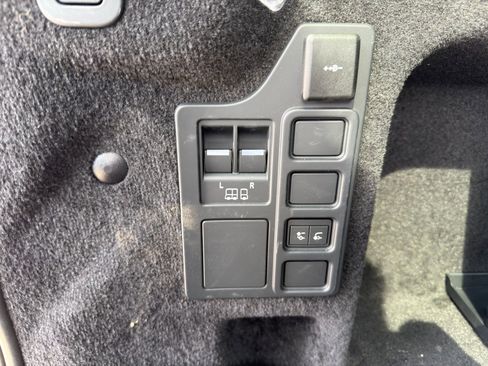 Certified 2024 Land Rover Discovery Dynamic SE image 15