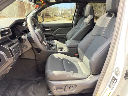 Used 2025 Toyota 4Runner Limited w/ Tow Technology Package image 9