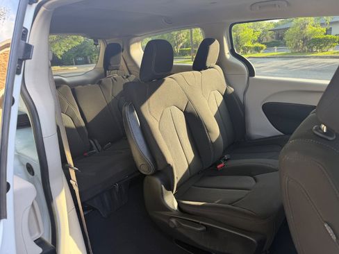 Used 2021 Chrysler Voyager L image 14