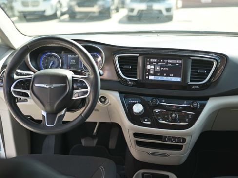 Used 2022 Chrysler Voyager LX image 8