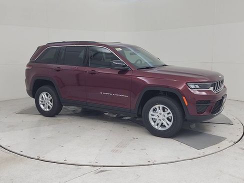 New 2025 Jeep Grand Cherokee Laredo image 2