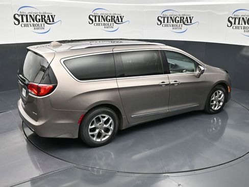 Used 2017 Chrysler Pacifica Limited w/ UConnect Theater Package image 15