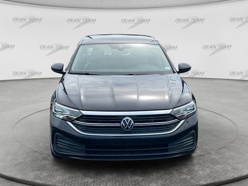 Used 2023 Volkswagen Jetta SE w/ Panoramic Sunroof Package FWD image 2