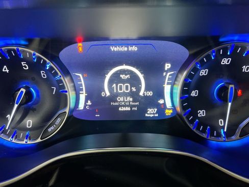 Used 2024 Chrysler Pacifica Limited image 13