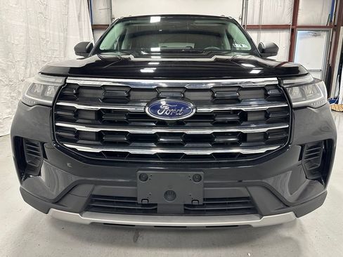 Used 2025 Ford Explorer Active AWD/4WD image 2