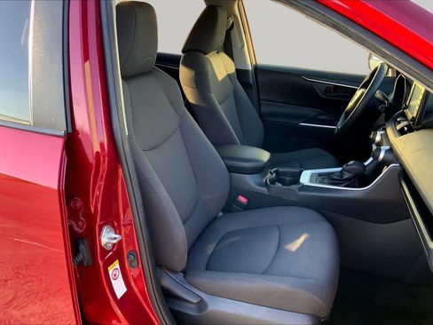 Used 2019 Toyota RAV4 LE FWD image 8