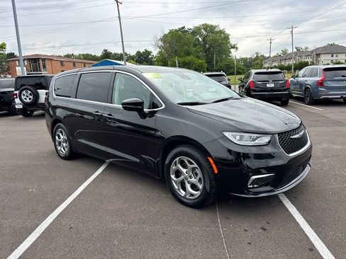 Used 2024 Chrysler Pacifica Limited w/ Trailer Tow Group FWD image 2