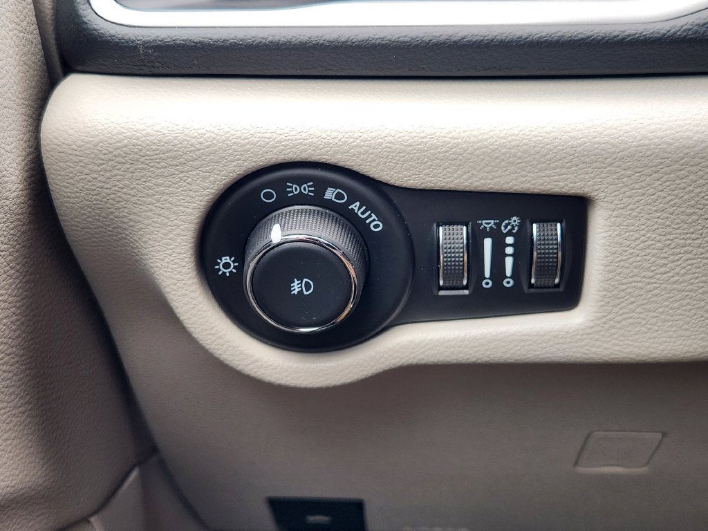 Used 2023 Chrysler Pacifica Touring-L FWD image 22