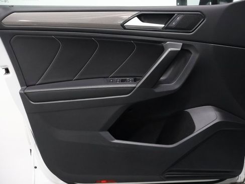 Used 2023 Volkswagen Tiguan SE image 12