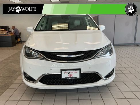 Used 2018 Chrysler Pacifica Touring-L Plus w/ Advanced Safetytec Group FWD image 2