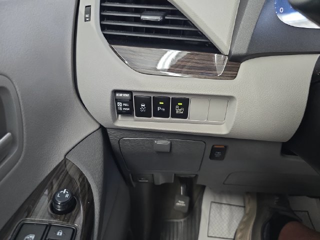 Used 2015 Toyota Sienna XLE Premium FWD image 22