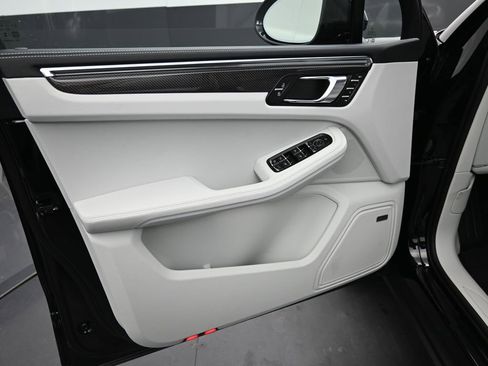 New 2026 Porsche Macan image 18