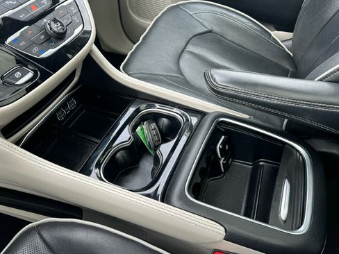 Used 2022 Chrysler Pacifica Limited image 57