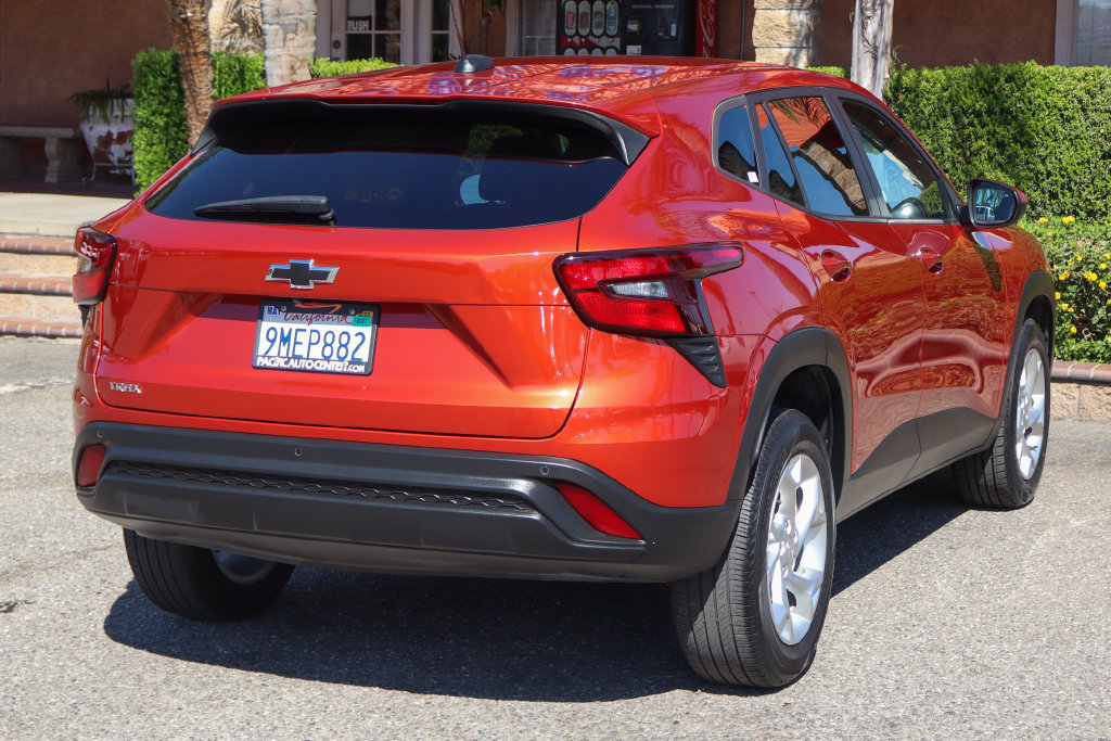 Used 2024 Chevrolet Trax LS w/ LS Convenience Package FWD image 9