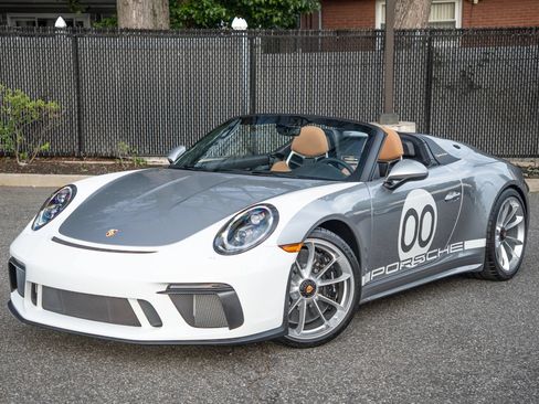 Used 2019 Porsche 911 Speedster RWD image 9