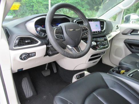 Certified 2023 Chrysler Pacifica Touring-L FWD image 17