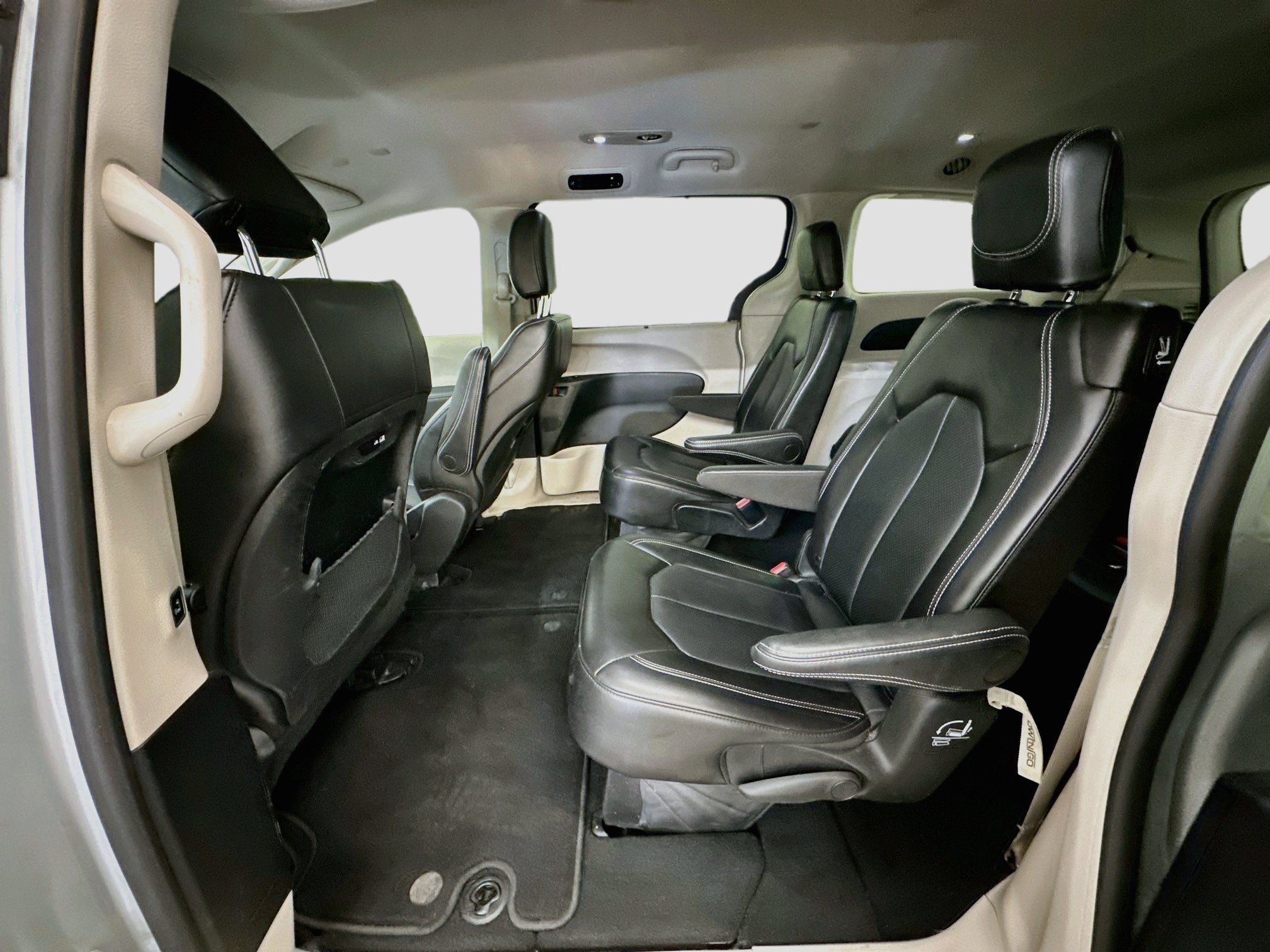 Used 2024 Chrysler Pacifica Touring-L FWD image 28