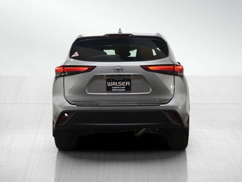 Used 2023 Toyota Highlander XLE image 4