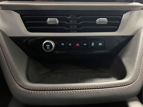 Used 2025 Ford Explorer Active AWD/4WD image 25