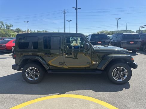 Used 2022 Jeep Wrangler Unlimited Sahara w/ Cold Weather Group AWD/4WD image 8