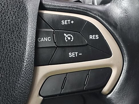 Used 2015 Jeep Cherokee Limited w/ Luxury Group image 18