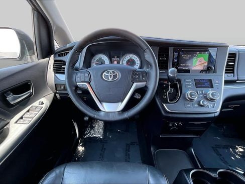 Used 2016 Toyota Sienna SE w/ SE Preferred Package FWD image 5