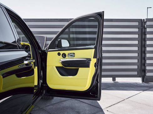 Used 2022 Rolls-Royce Cullinan Black Badge w/ Dark Exterior Package image 23