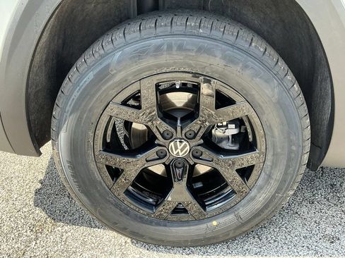 Used 2024 Volkswagen Atlas Peak Edition SE AWD/4WD image 18
