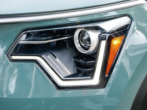 Used 2023 Kia Niro EX image 8