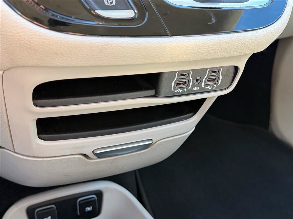 Used 2021 Chrysler Pacifica Touring-L FWD image 23
