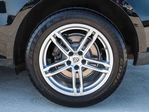 Used 2023 Porsche Macan image 12