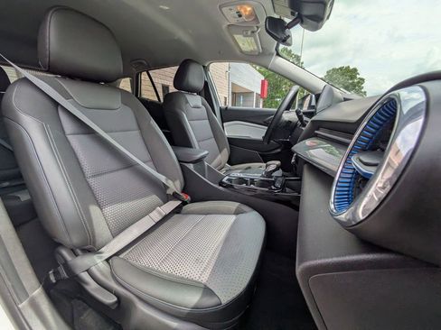 Used 2025 Chevrolet Trax LT w/ LT Convenience Package FWD image 29