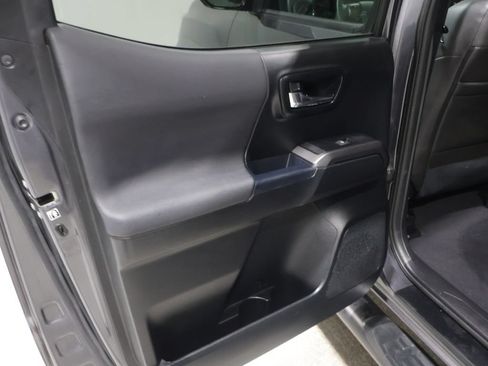 Used 2018 Toyota Tacoma TRD Sport AWD/4WD image 19
