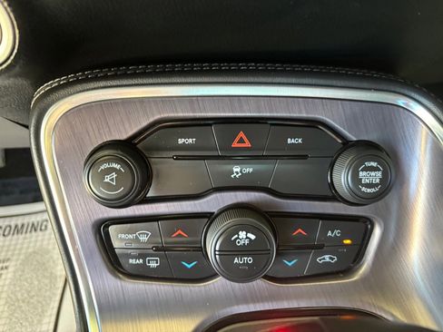 Used 2015 Dodge Challenger SXT image 14