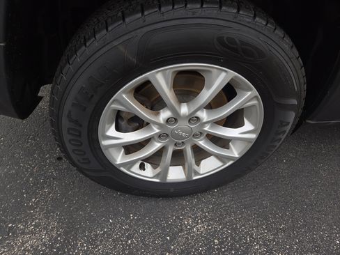 Used 2020 Jeep Cherokee Latitude w/ Cold Weather Group image 9