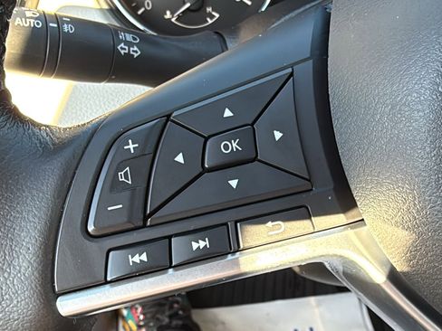 Used 2017 Nissan Rogue Sport SL w/ SL Premium Package image 10