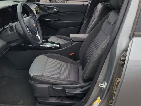 Used 2025 Chevrolet Trax LT w/ LT Convenience Package FWD image 9