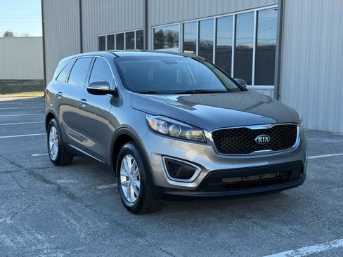 Used 2017 Kia Sorento L image 3