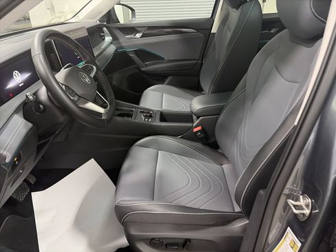 Certified 2025 Volkswagen Tiguan SE image 14