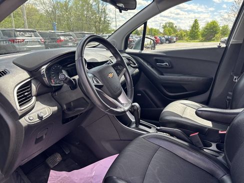 Used 2019 Chevrolet Trax LT w/ Sun & Sound Package FWD image 13