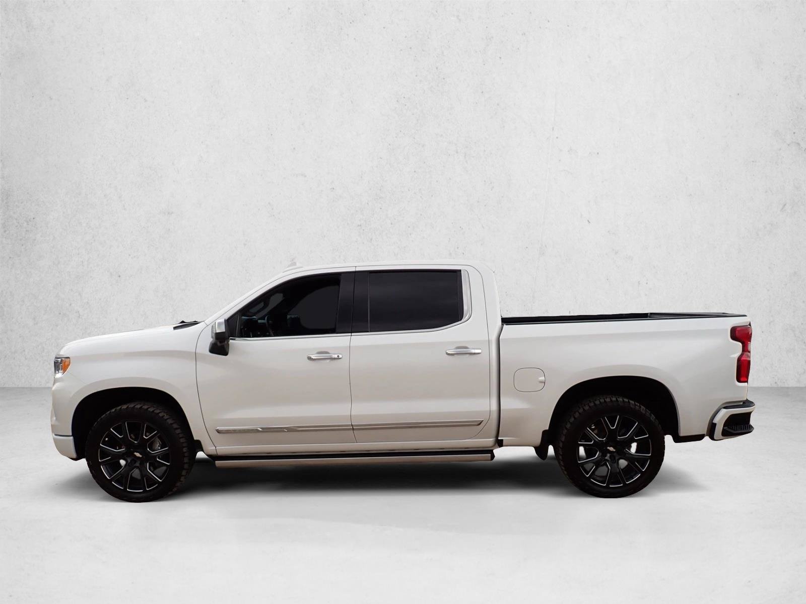 Used 2023 Chevrolet Silverado 1500 High Country w/ High Country Premium Package AWD/4WD image 2