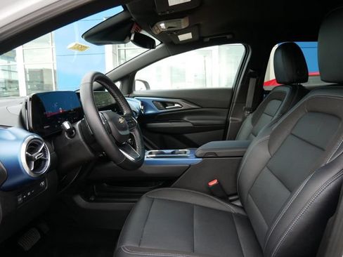 Used 2025 Chevrolet Equinox EV LT w/ Convenience Package FWD image 4