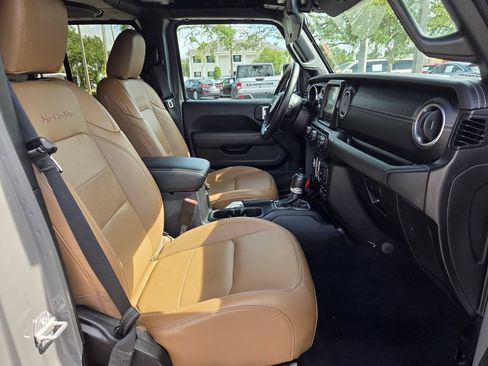 Used 2021 Jeep Wrangler Unlimited Sahara w/ Cold Weather Group AWD/4WD image 19