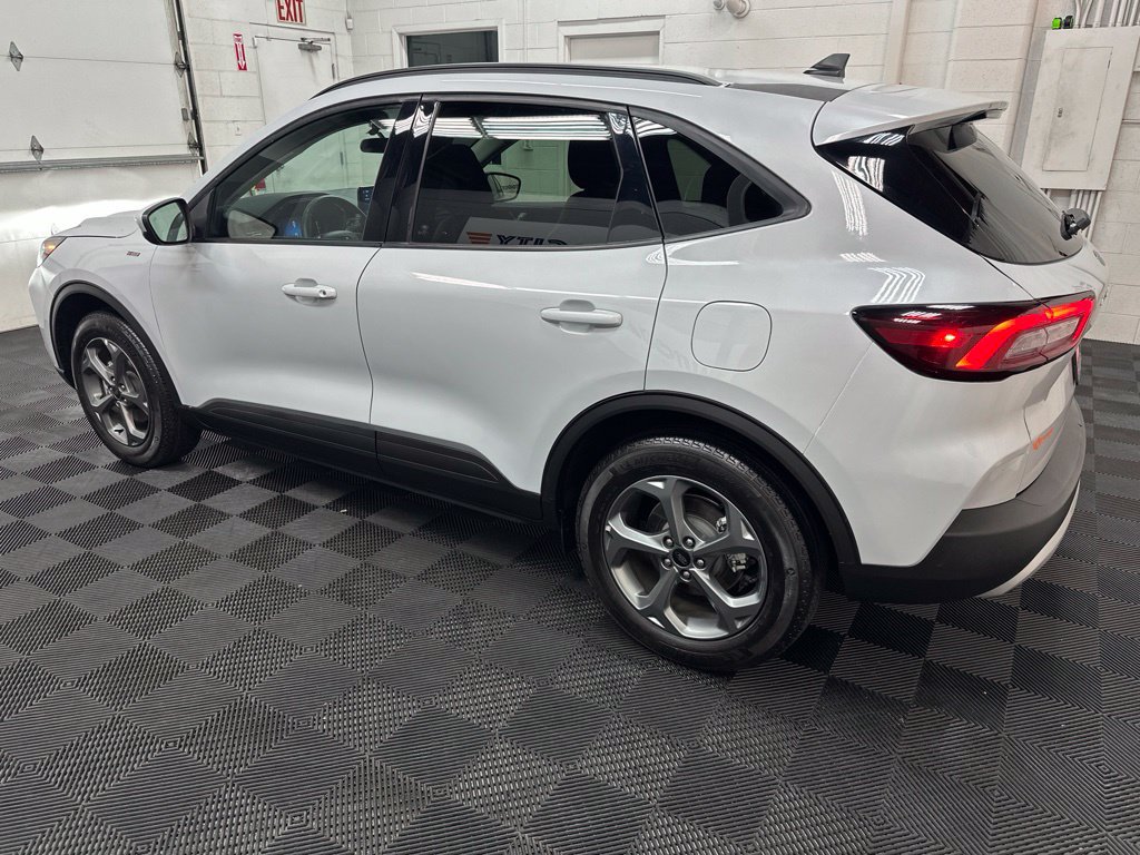 Used 2025 Ford Escape ST-Line Select AWD/4WD image 7