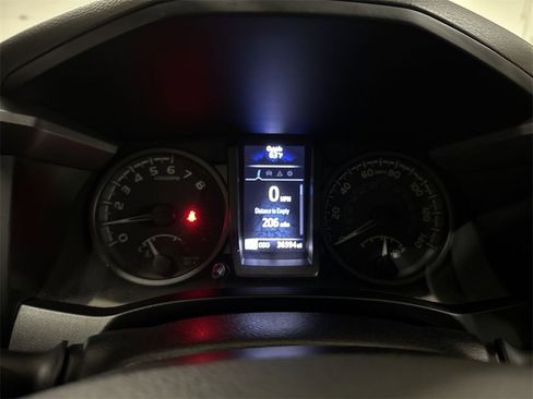 Used 2022 Toyota Tacoma TRD Sport image 11