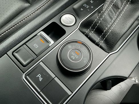 Used 2021 Volkswagen Atlas SE w/ Towing Package image 16