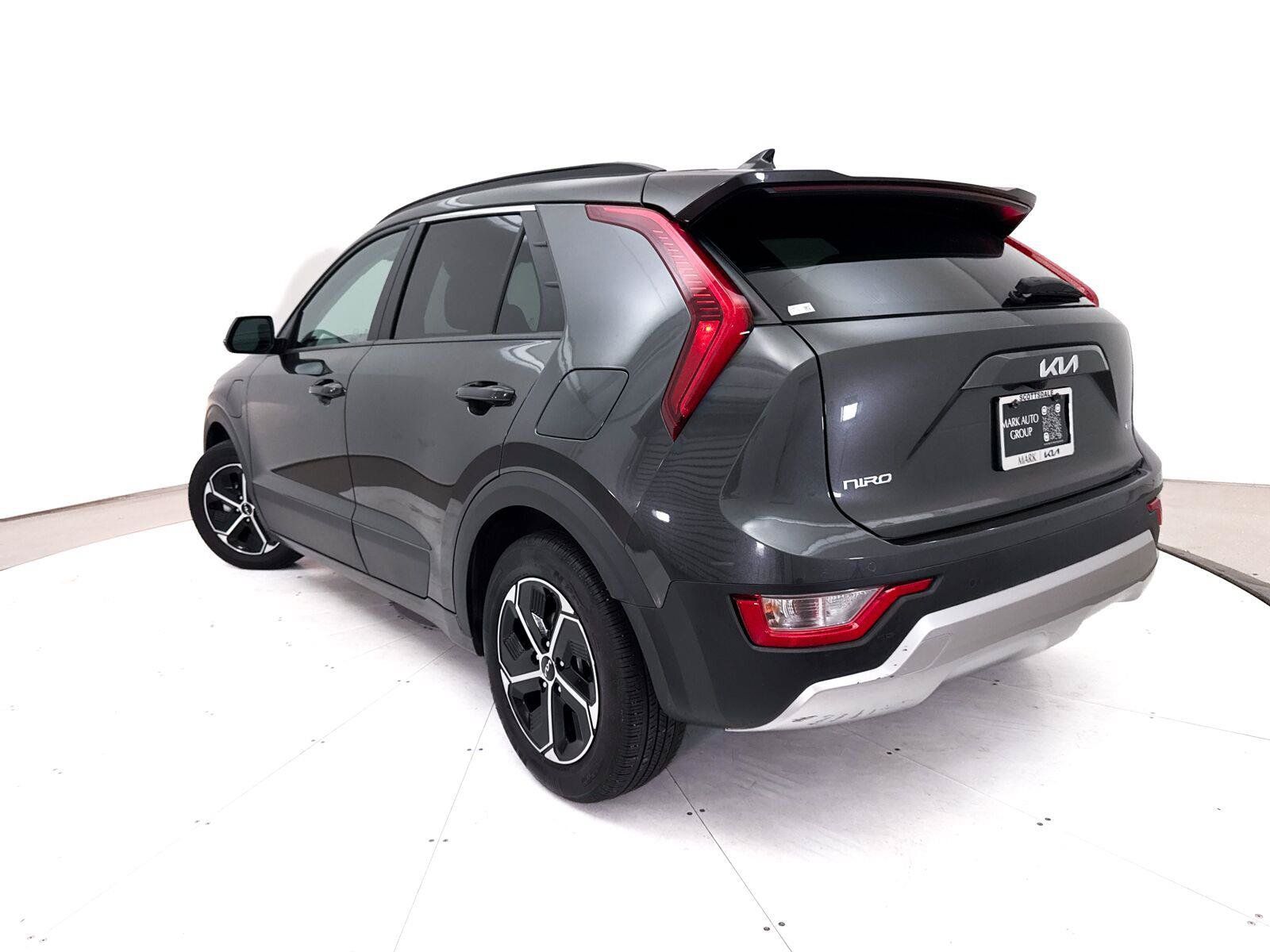 Used 2024 Kia Niro EX w/ EX Cold Weather Package FWD image 2